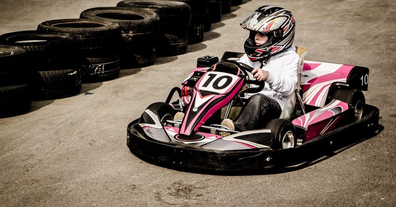 Quelle tenue choisir pour le karting loisir en extérieur : nos astuces confort et sécurité