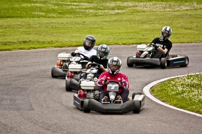 Découvrez les meilleures pistes de karting en France à explorer en 2026