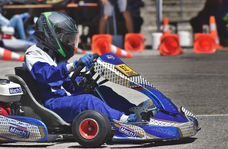 Découvrez le top 10 des accessoires indispensables pour les passionnés de karting en 2026